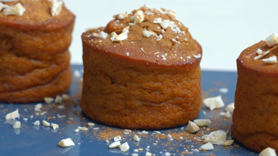 Els muffins es distingeixen de la magdalena en l'elaboració i la varietat de sabors i ingredients.