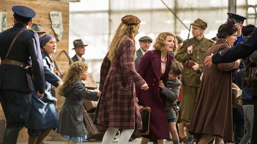 Antonina (Jessica Chastain) y su hijo Ryszard (Timothy Radford) cuando intentan huir.