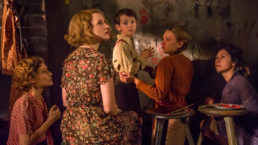 Antonina, junto a su hijo y a varias mujeres acogidas en su hogar.