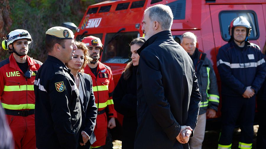 Los reyes siguen de cerca los trabajos en la zona del accidente
