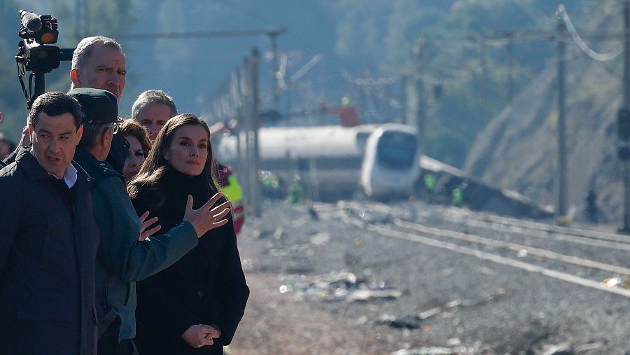 Los reyes visitan la zona del accidente