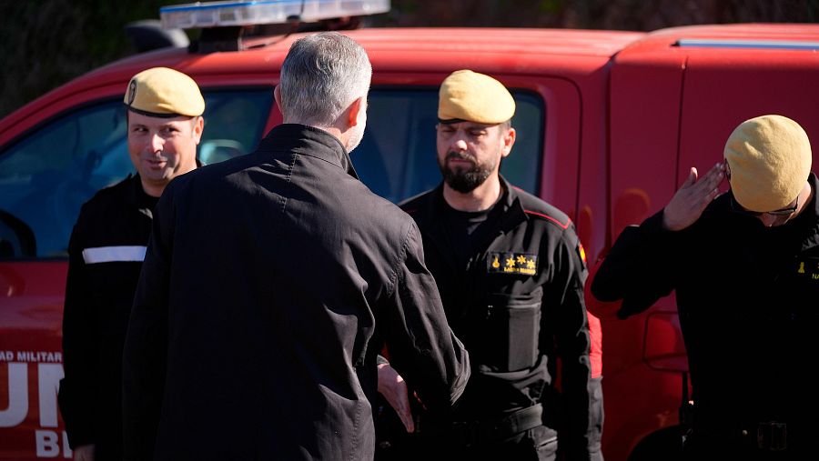 Los reyes dialogan con los servicios de emergencias