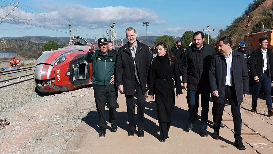 Los reyes visitan la zona del accidente
