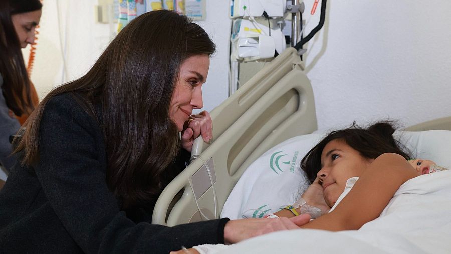 Los reyes visitan a los niños hospitalizados