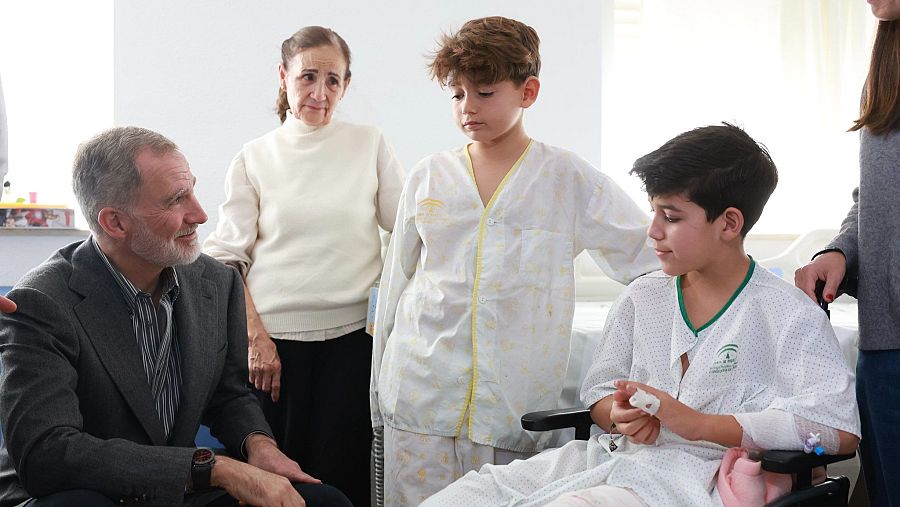 Felipe VI saluda a varios niños hospitalizados tras el accidente