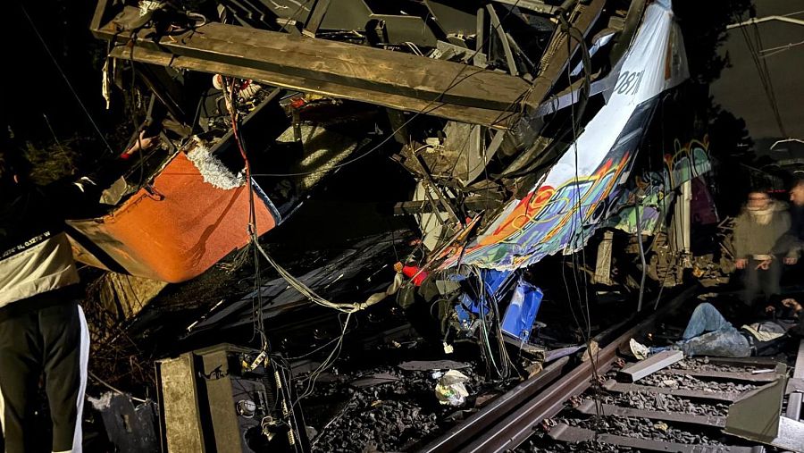 Alguns dels passatgers han sortit pel seu propi peu del convoi sinistrat