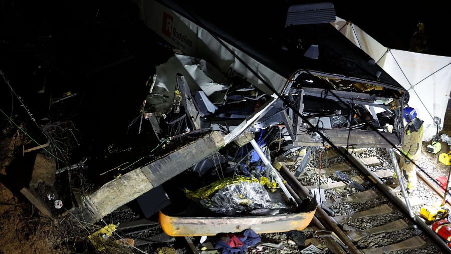 Accidente del tren de Rodalies que esta noche ha chocado contra un muro de contención que ha caído a la vía entre Gelida y Sant Sadurní d'Anoia (Barcelona)