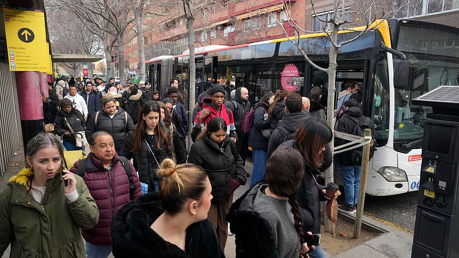 La suspensión de Rodalies en toda Catalunya tras un accidente mortal provoca un caos de viajeros