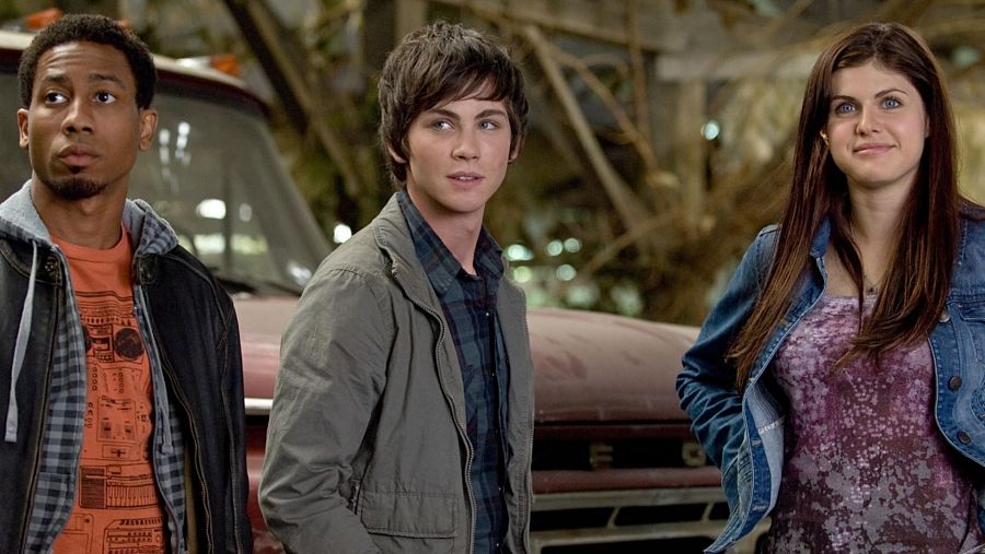 Los tres protagonistas de 'Percy Jackson y el ladrón del rayo' tras vencer a Medusa.