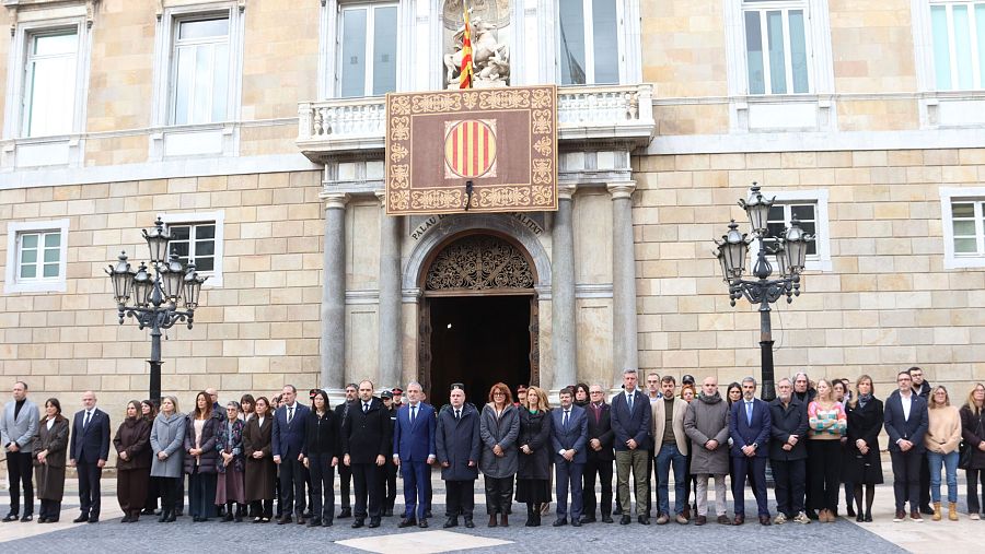 Minuto de silencio la plaza de Sant Jaume por el maquinista fallecido en el accidente en Gelida y el hombre arrastrado por la rambla.