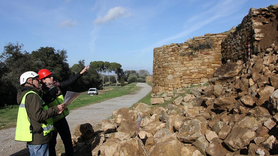 Tècnics del Departament de Cultura analitzen el despreniment de la muralla ibèrica d'Ullastret | ACN