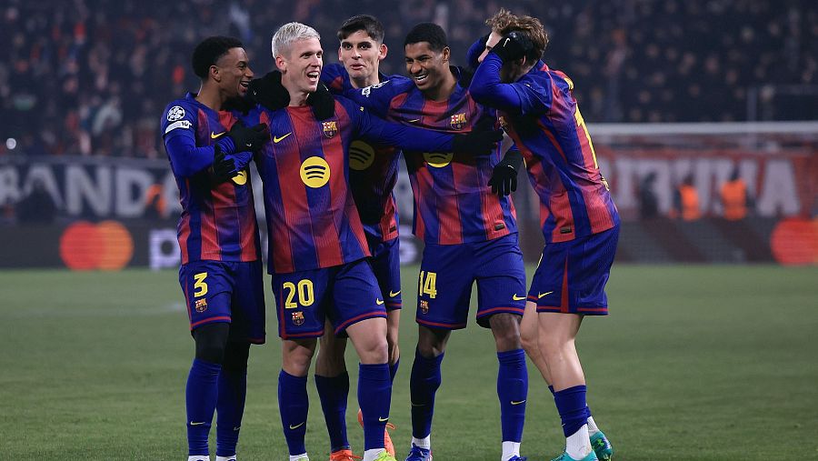 Olmo celebra su golazo con sus compañeros.