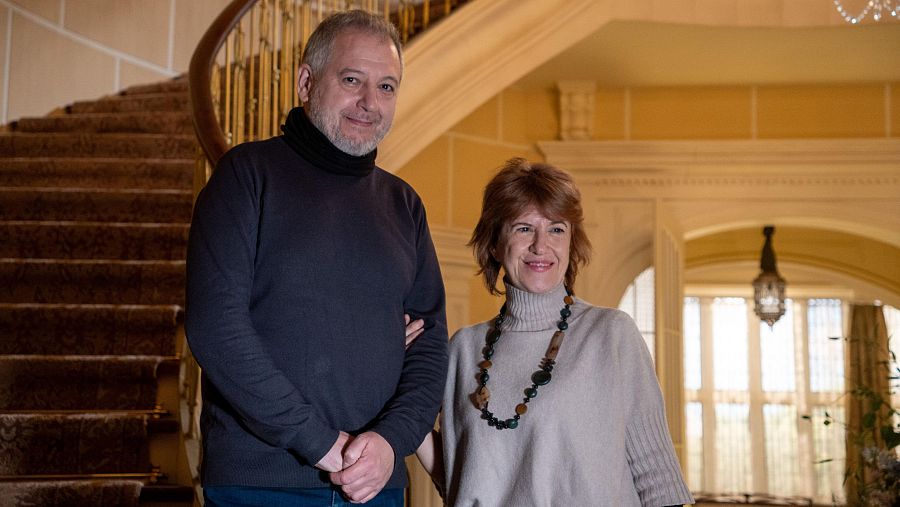 La Promesa: Rosario y Juan Antonio en la escalinata principal