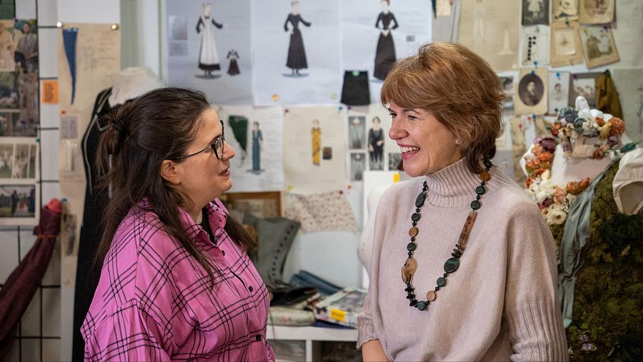 La Promesa: Tania Álvarez, jefa de vestuario, junto a Rosario