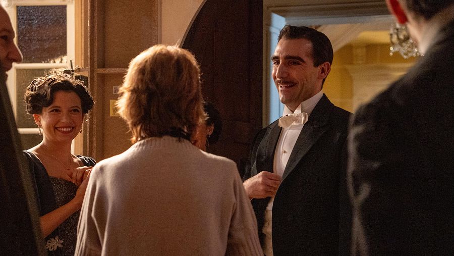 La Promesa: Rosario y Juan Antonio charlando animadamente con los actores