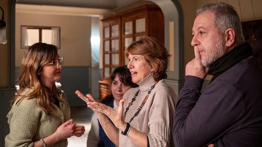 La Promesa: Rosario y Juan Antonio, emocionados al ver los decorados de La Promesa