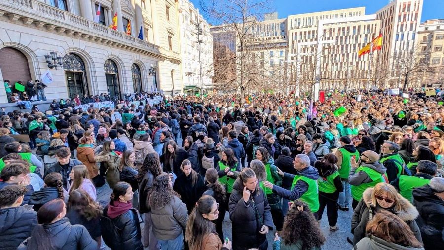 Concentración en la plaza España de Zaragoza en la última jornada de huelga en la educación pública en Aragón