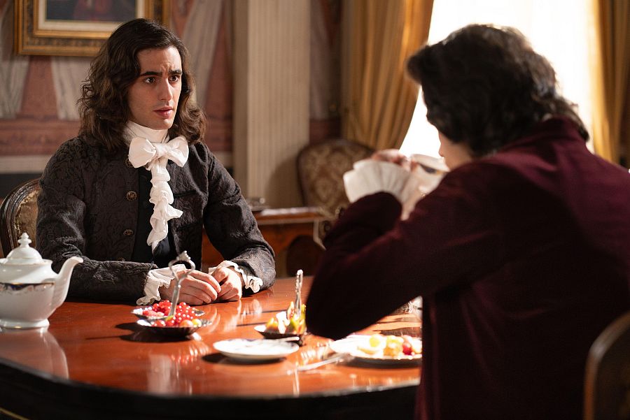 Alejo descubre algo que puede hacer peligrar la boda