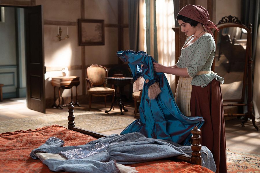 Luisa se prepara para ir a la boda