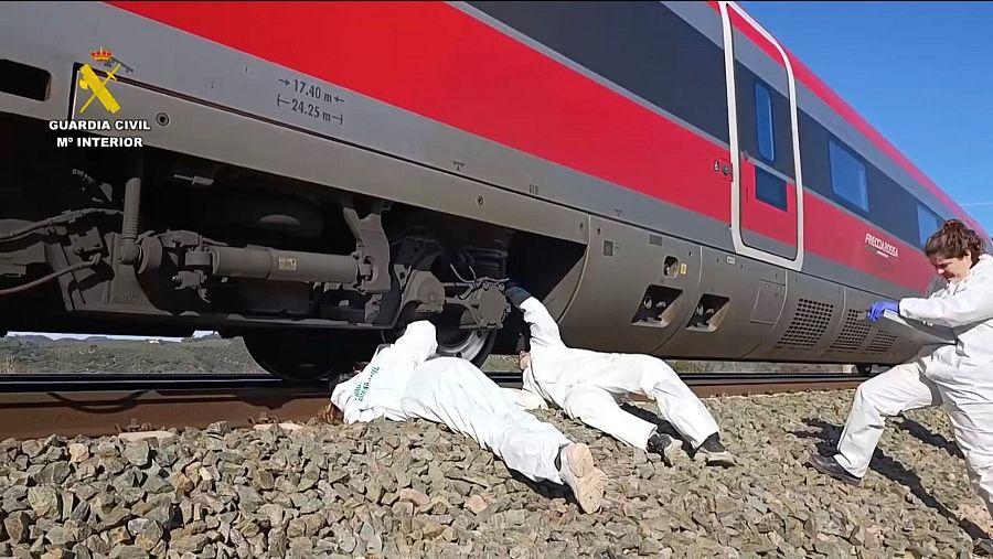 La Guardia Civil inspecciona los bogies de uno de los vagones del tren accidentado en Adamuz (Córdoba)