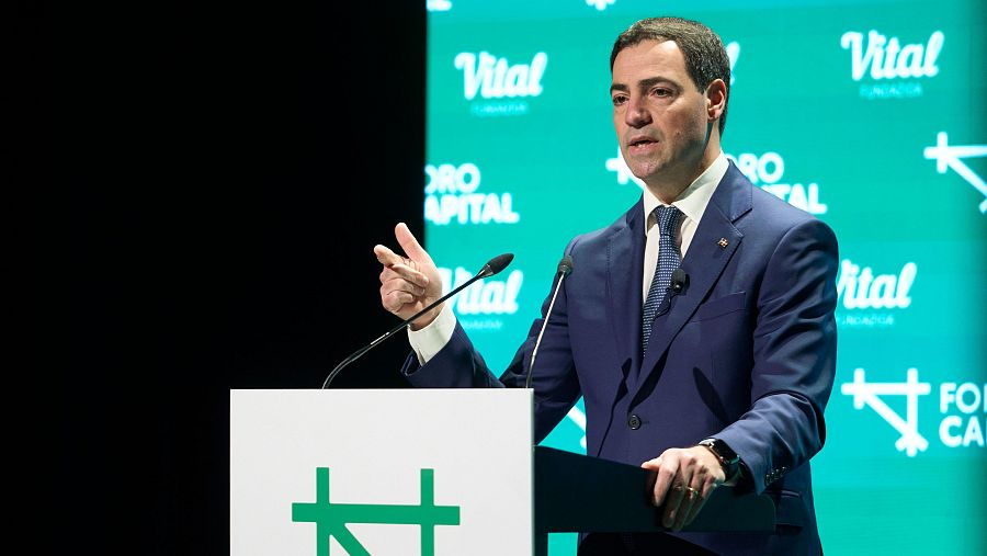 El lehendakari, Imanol Pradales, interviene en un acto.