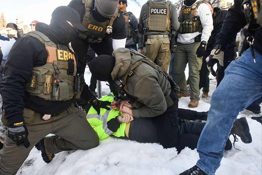 ICE y otros agentes federales detienen a una persona durante las protestas en un barrio residencial de Minneapolis, Minnesota