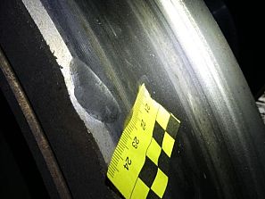 Muesca en la parte exterior de una de las ruedas del vagón 5 del Iryo