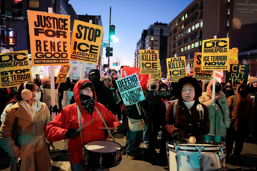 Activistas sostienen carteles con la leyenda 
