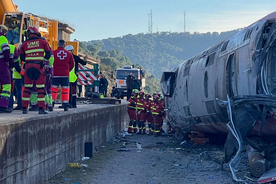 Efectivos de la Unidad Militar de Emergencias en el lugar del accidente ferroviario del domingo entre dos trenes en Adamuz, Córdoba