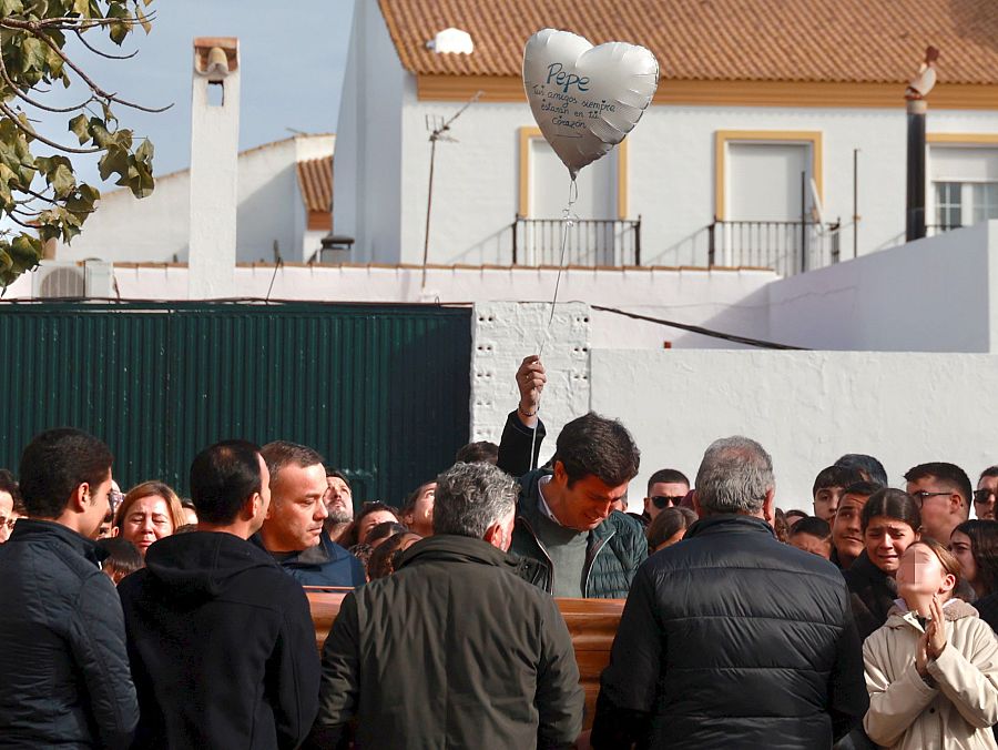 Un globo recuerda a Pepe, el niño de 12 años de la familia Zamorano fallecido en el accidente de Adamuz
