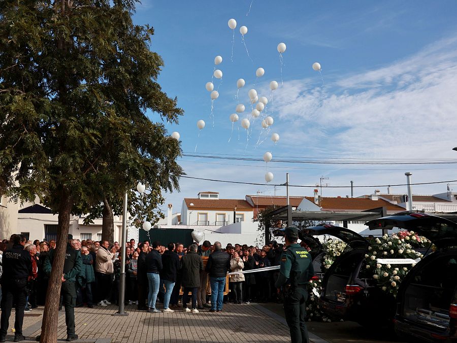 Los niños lanzan globos blancos al aire para despedir a la familia Zamorano