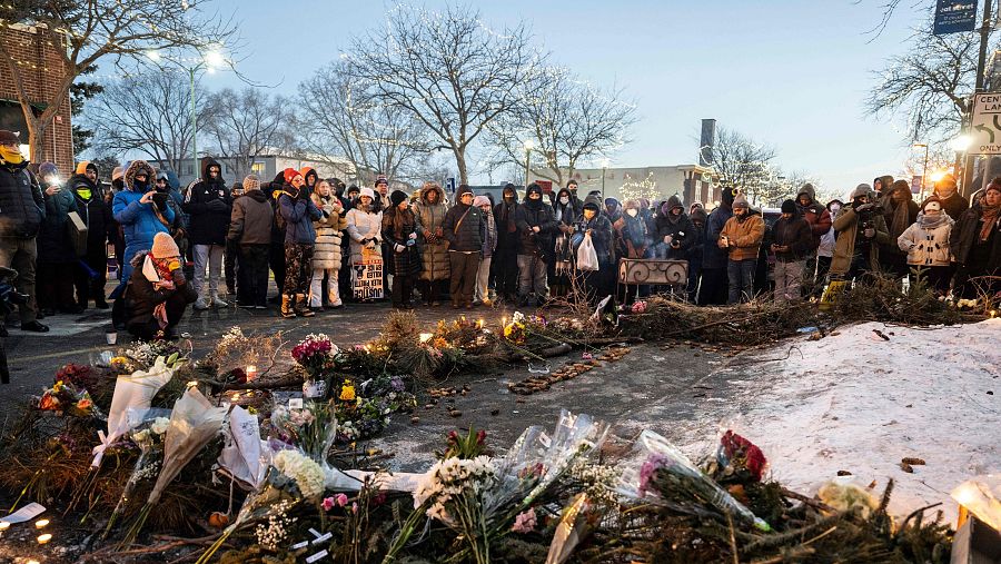 La gente llora en un altar improvisado en la zona donde Alex Pretti, de 37 años, fue abatido a tiros por agentes federales de inmigración
