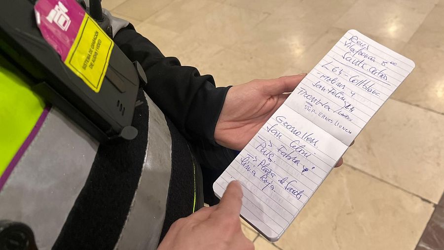 Libreta de la trabajadora de seguridad en la que tiene anotadas todas las alternativas de transporte,