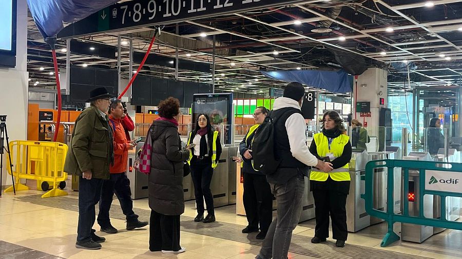 Un grupo de personas pregunta a los informadores sobre el estado de la red de Rodalies.