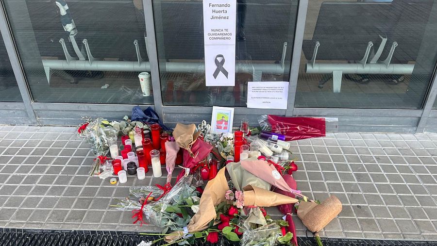 Homenaje a las afueras de la estación de Sants al maquinista fallecido en el accidente de Gelida.
