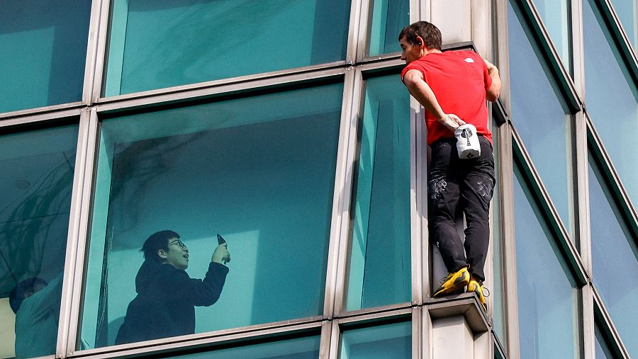 Dos personas toman fotografías de Honnold