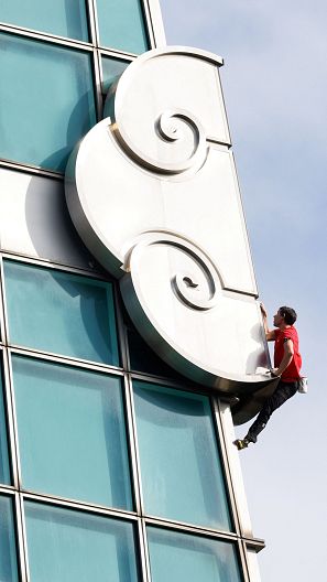 Honnold supera una estructuras metálica