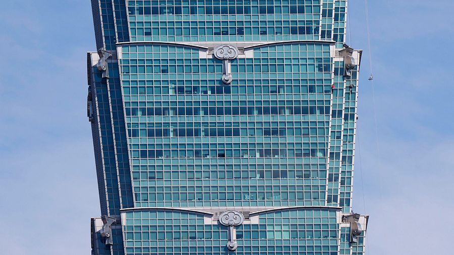 Honnold escalando las llamadas 