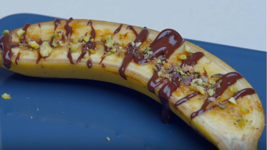 El Chef Bosquet prepara un plàtan caramel·litzat amb xocolata i llet de coco.