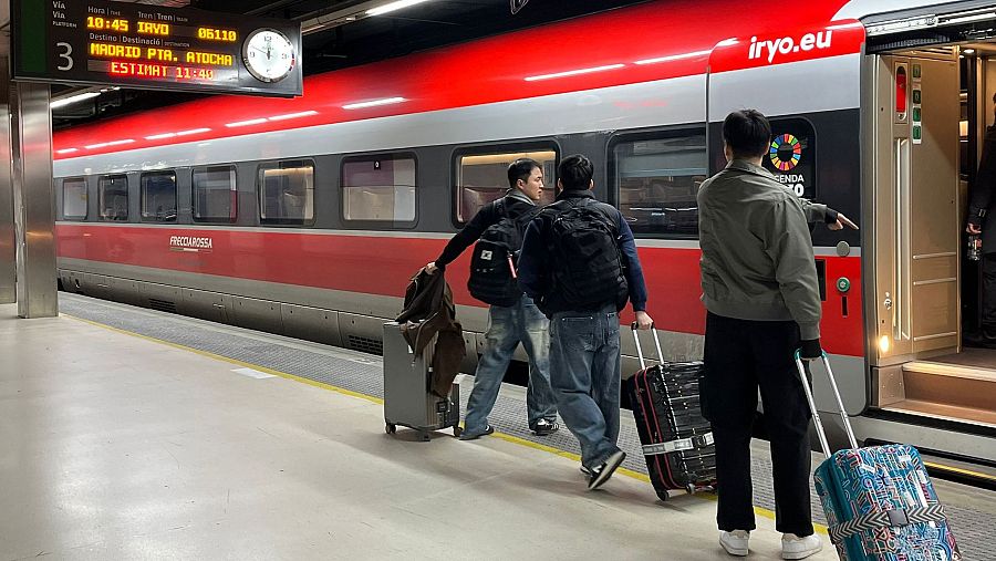 Varios viajeros acciden a un tren Iryo destino a Madrid, en la estación de Sants (Barcelona)