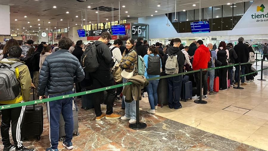 Cola de pasajeros en la estación de Sants (Barcelona), donde varios trenes con destino a Madrid han sufrido retrasos