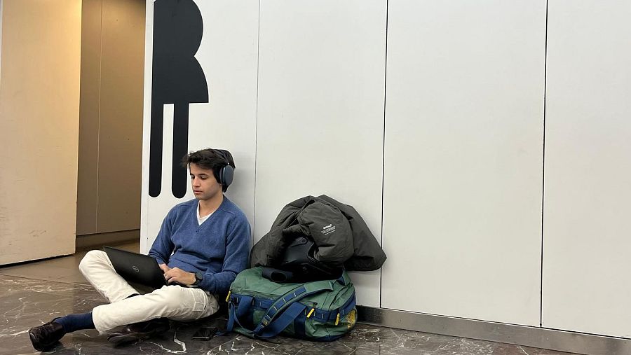 Un pasajero trabaja en su portátil en la estación de Sants (Barcelona), donde varios trenes con destino a Madrid han sufrido retrasos