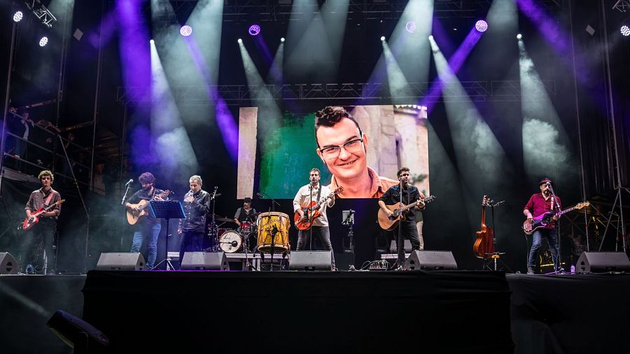 La Estrella Azul Live, en formato banda de rock, y con Mauricio Aznar de fondo