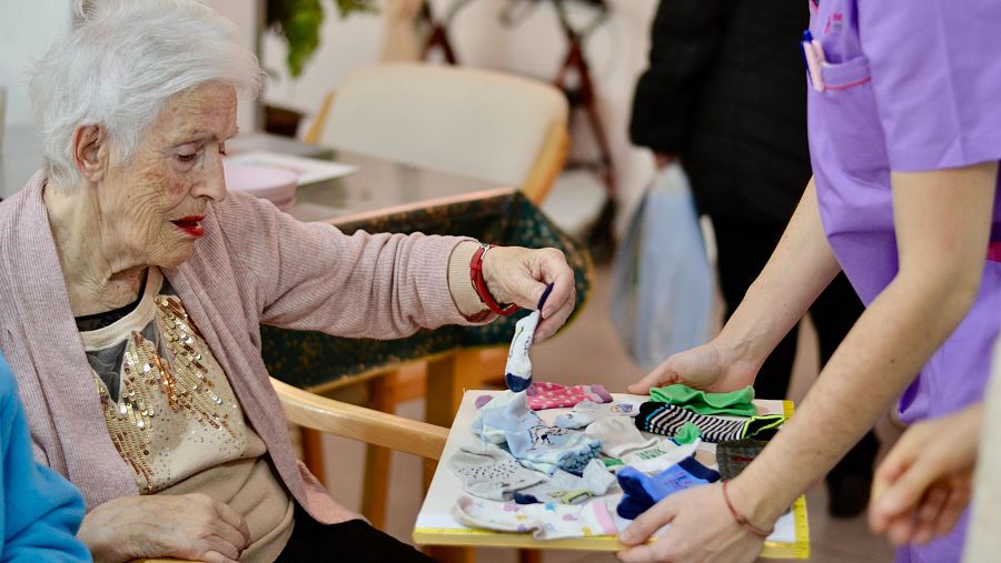 María Dolores, residente, emparejando calcetines durante la terapia