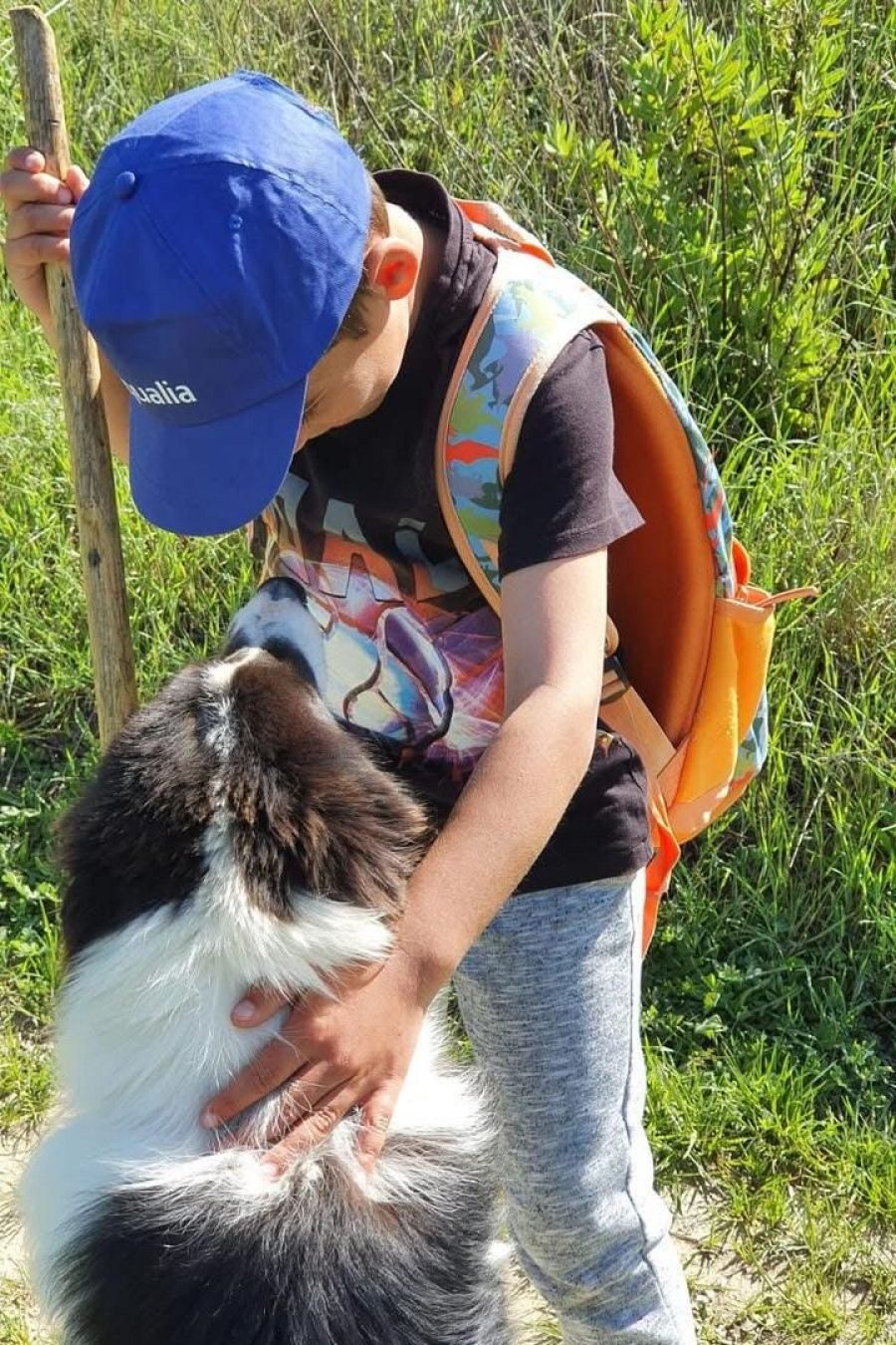 Carlos* acaricia a su nueva mascota