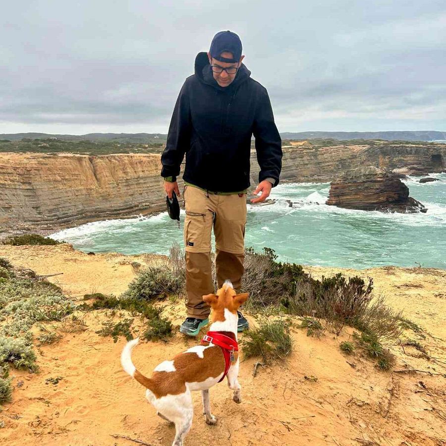 Sergio y su perro Bruno durante un viaje de vacaciones
