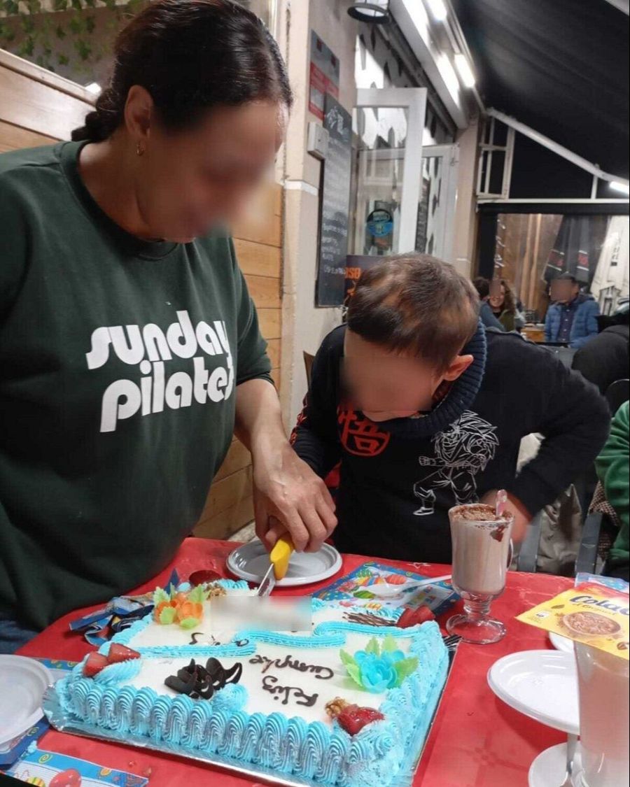 Manuel y su madre de acogida, Fátima, celebrando su cumpleaños