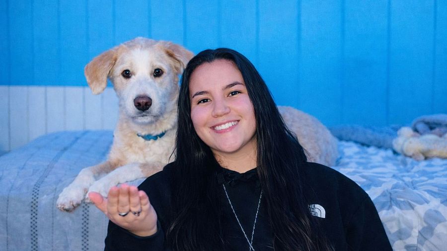Eveline y Arabia, disfrutando de un momento de calma en su salón. Imagen propia