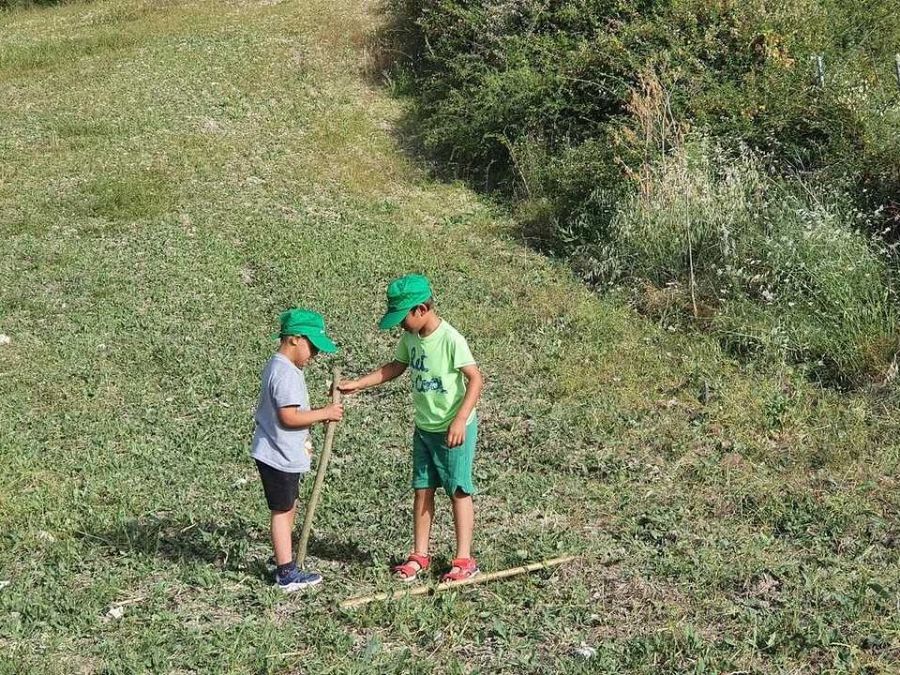 Carlos y Manuel jugando en el medio rural
