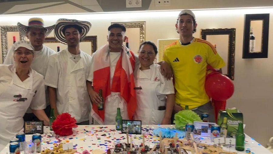 Juan David (camiseta amarilla) junto a sus compañeros de uno de los cursos profesionales de hostelería organizados por Cáritas en Albacete.